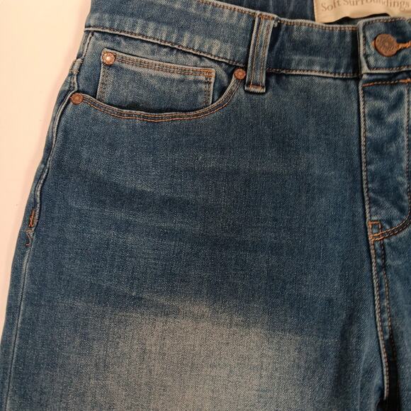 Soft Surroundings Blue Shorts Denim Pull Up Faux Zipper Size Medium 5 pocket - Picture 4 of 16